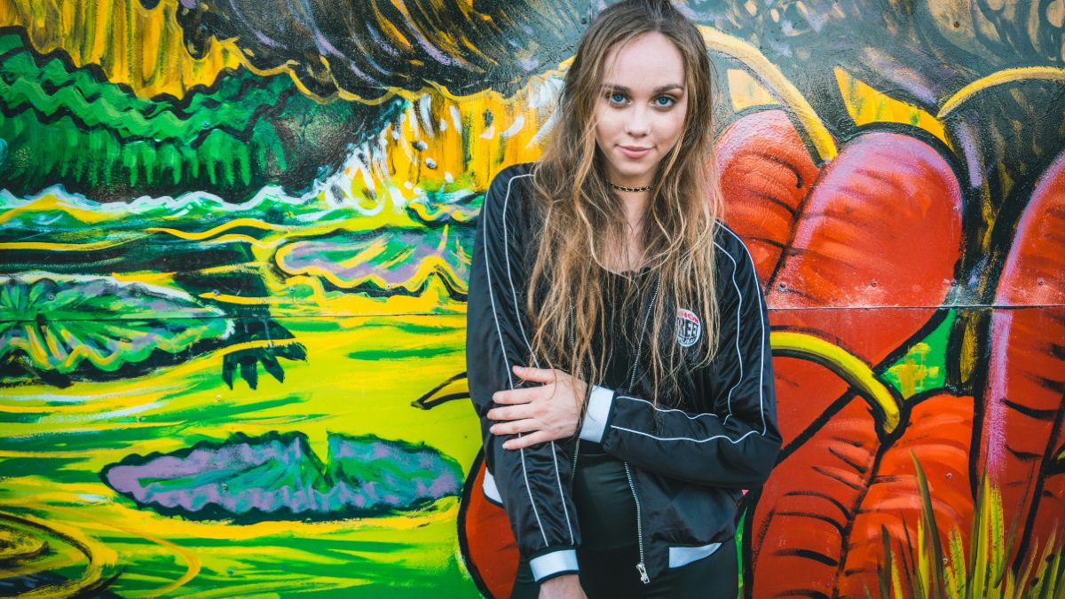 Κοπέλα φοράει δημοφιλές φλατ παπούτσι και bomber jacket