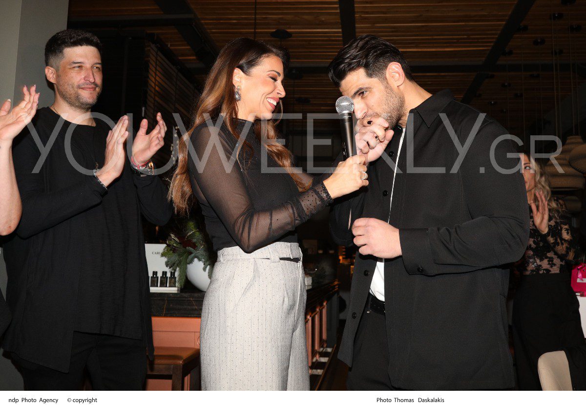 Το χειροφίλημα του Ετεοκλή Παύλου στην Ελένη Χατζίδου