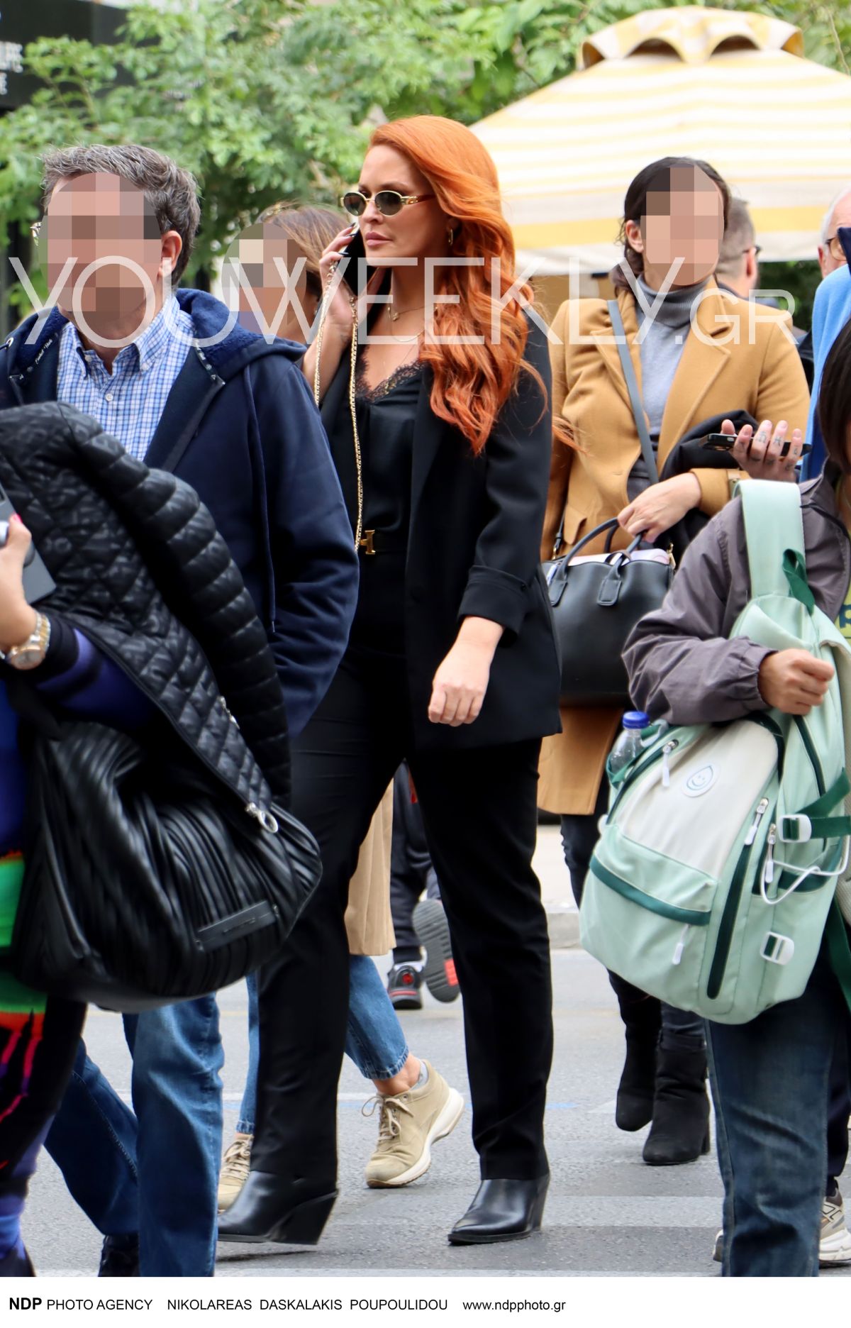 Η Σίσσυ Χρηστίδου μαυροφορεμένη στο κέντρο της Αθήνας