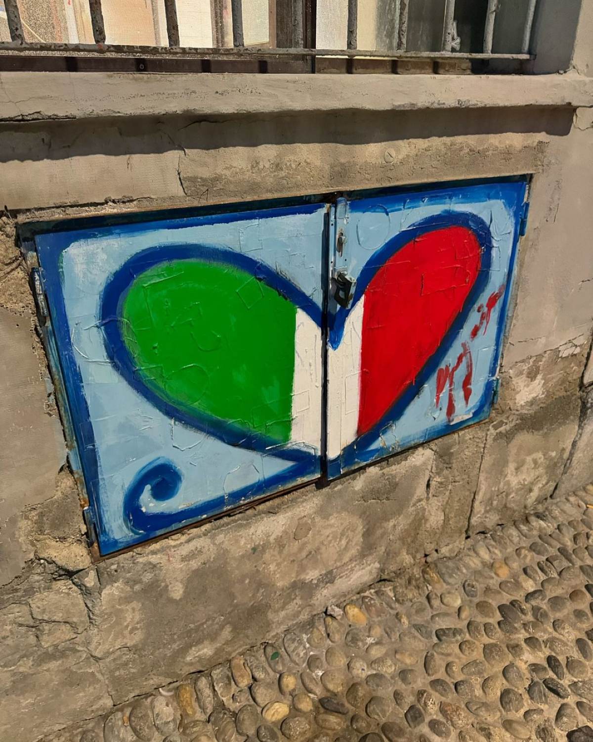 Ένα γκράφιτι με την σημαία της Ιταλίας σε μία καρδιά