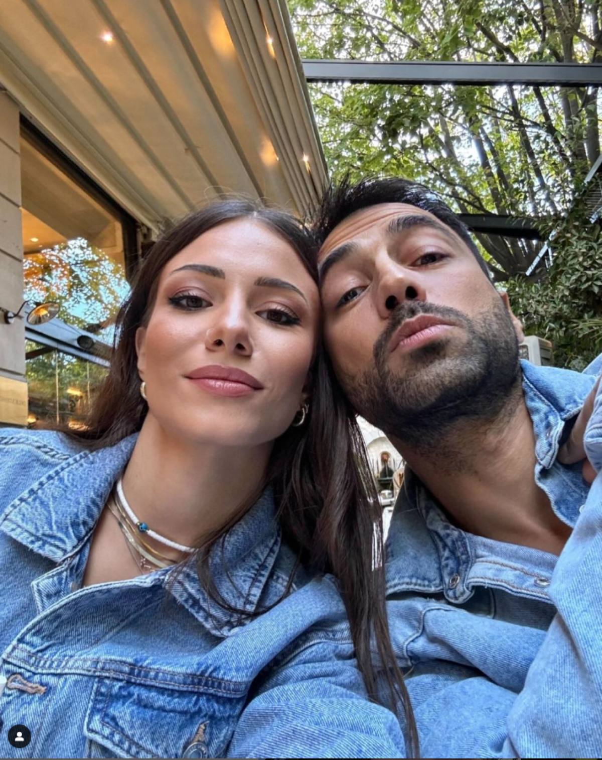 Η Σιμώνη Χριστοδούλου με τον Ανδρέα Γεωργίου σε καφετέρια