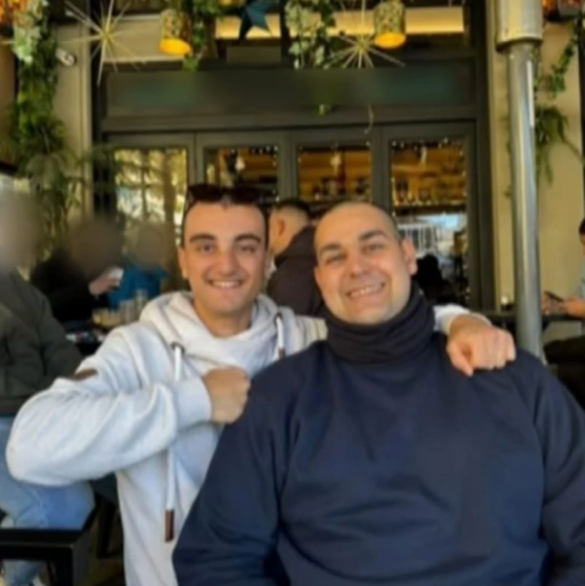 Ο Χρήστος Κούγιας με τον γιο του Δημήτρη Βερβεσού σε έξοδό τους από τον στρατό