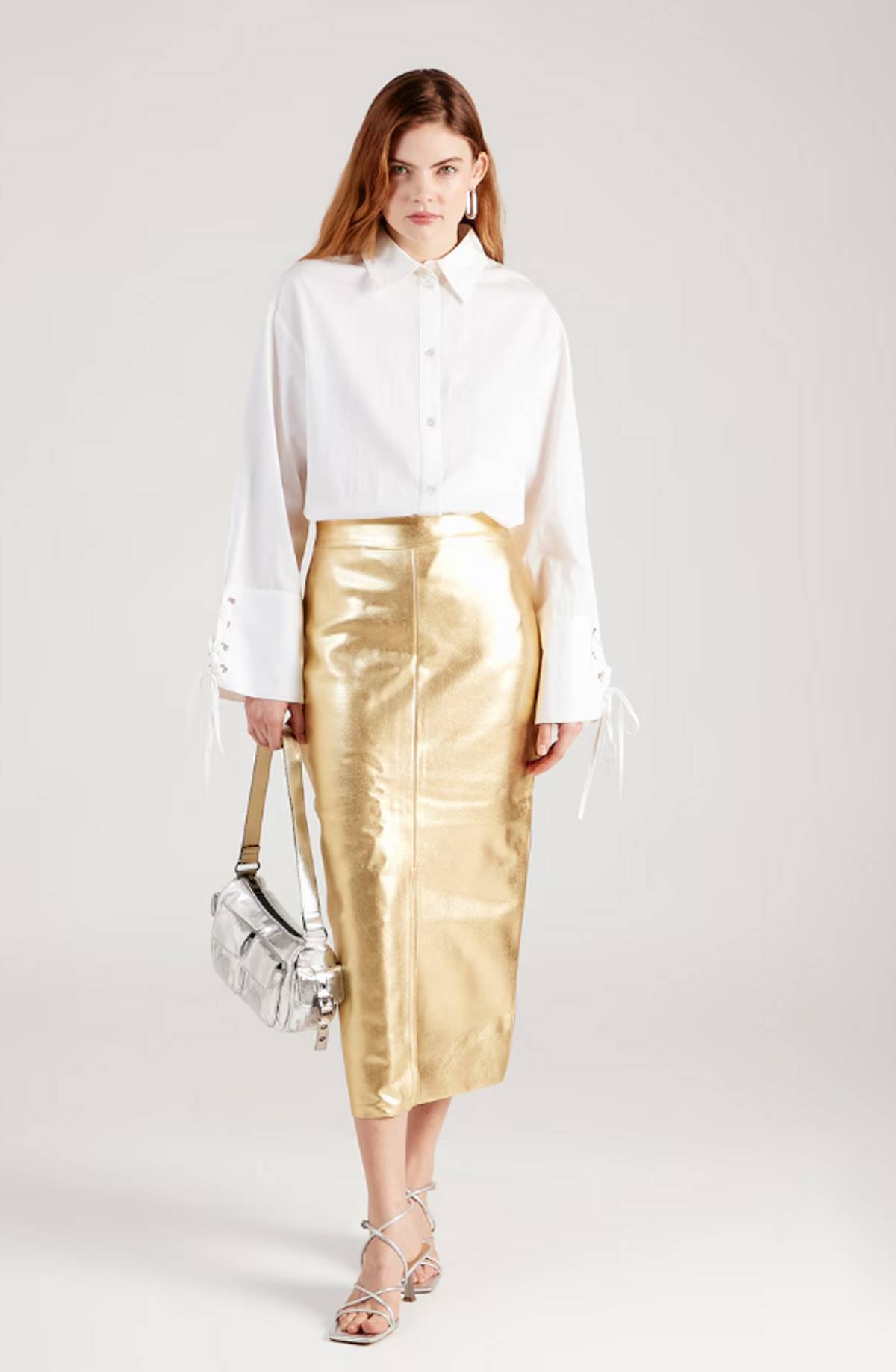 Χρυσαφί μάξι φούστα και λευκό πουκάμισο