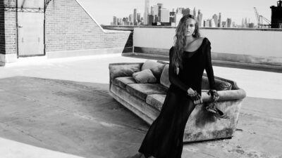 Zara Black Friday με μαύρο μα΄ξι φόρεμα που φοράει το μοντέλο