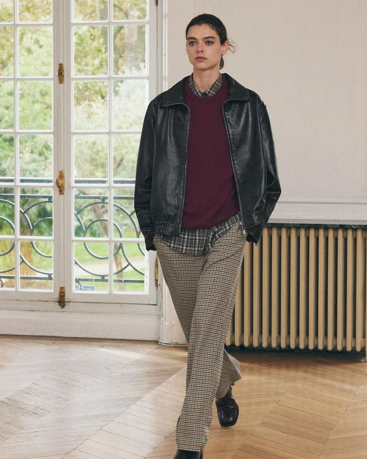 Μοκασίνια Zara φορεμένα με καρό παντελόνι και δερμάτνο μπουφάν