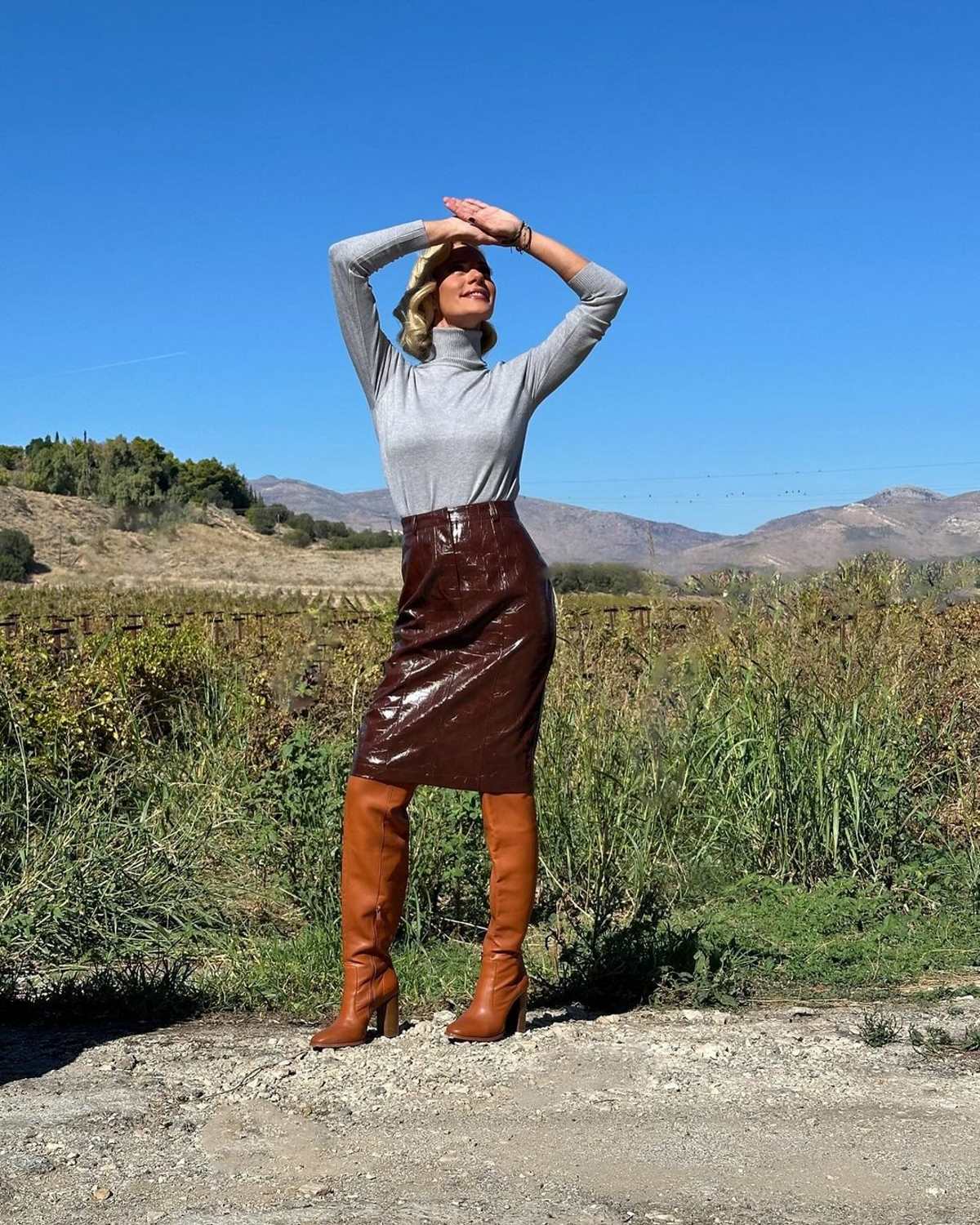 Η Ζέτα Μακρυπούλια με βινύλ φούστα