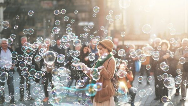 Μια κοπέλα κάνει φούσκες