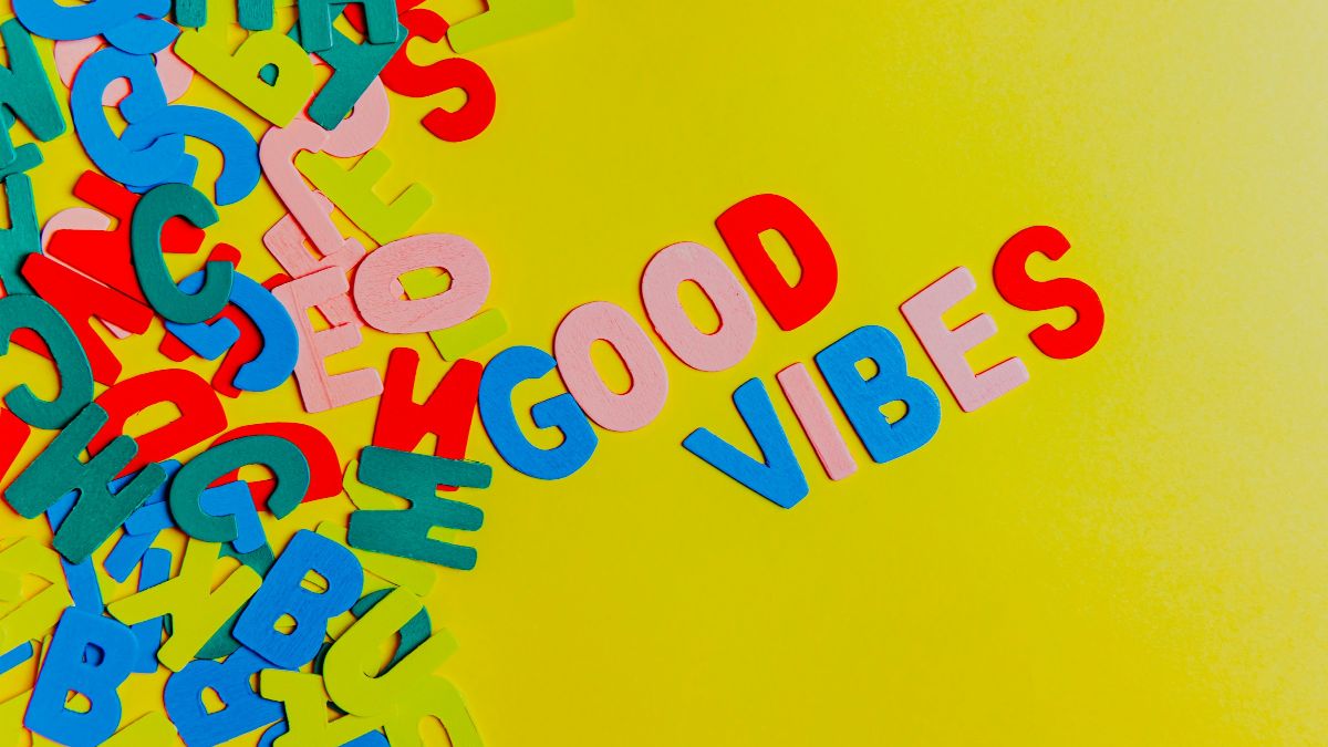 επιγραφή που λέει good vibes