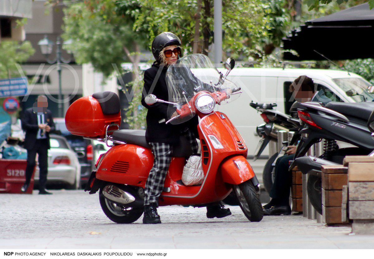 Η Ελεωνόρα Ζουγανέλη πάνω στο μηχανάκι της