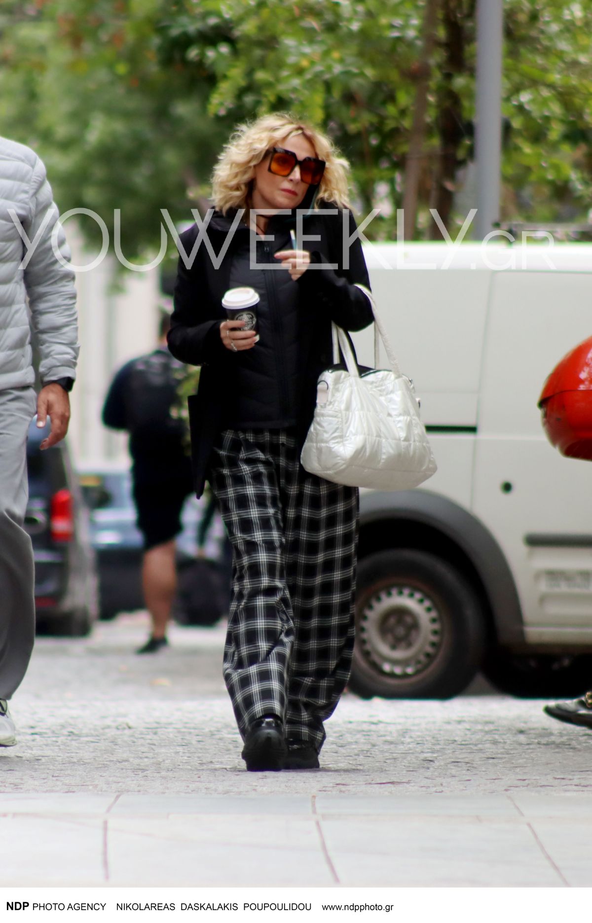 Η Ελεωνόρα Ζουγανέλη με καφέ στο χέρι περπατάει στο κέντρο της Αθήνας
