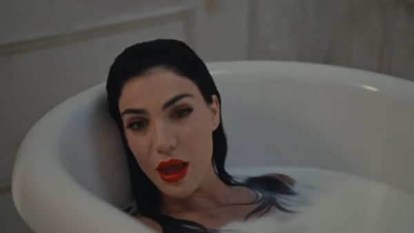 Η Ήβη Αδάμου στο νέα της βίντεο κλίπ.