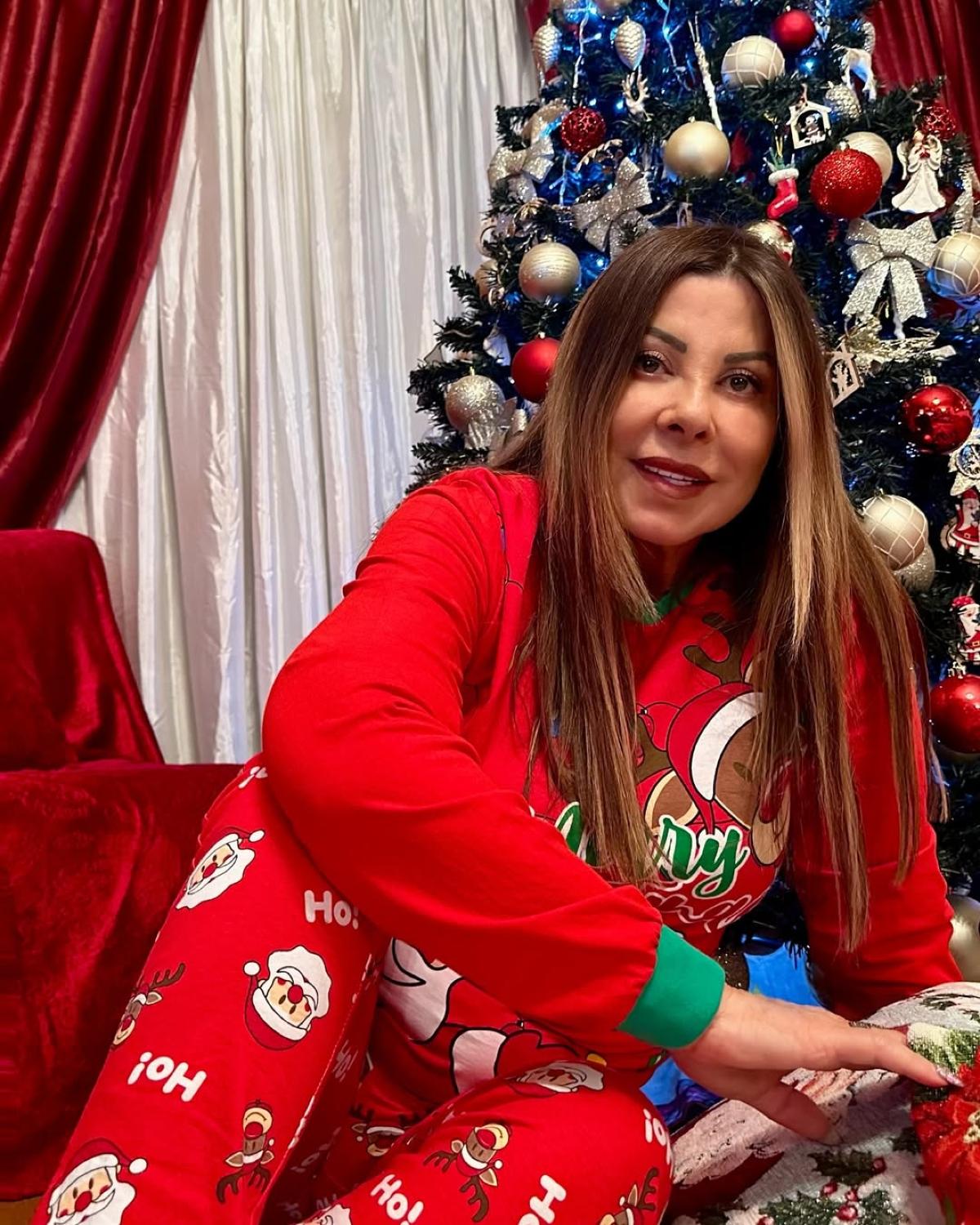 Η Άντζελα Δημητρίου μπροστά στο δέντρο