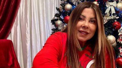 Άντζελα Δημητρίου: Λάμπει με την εγγονή της μπροστά στο Χριστουγεννιάτικο δέντρο!