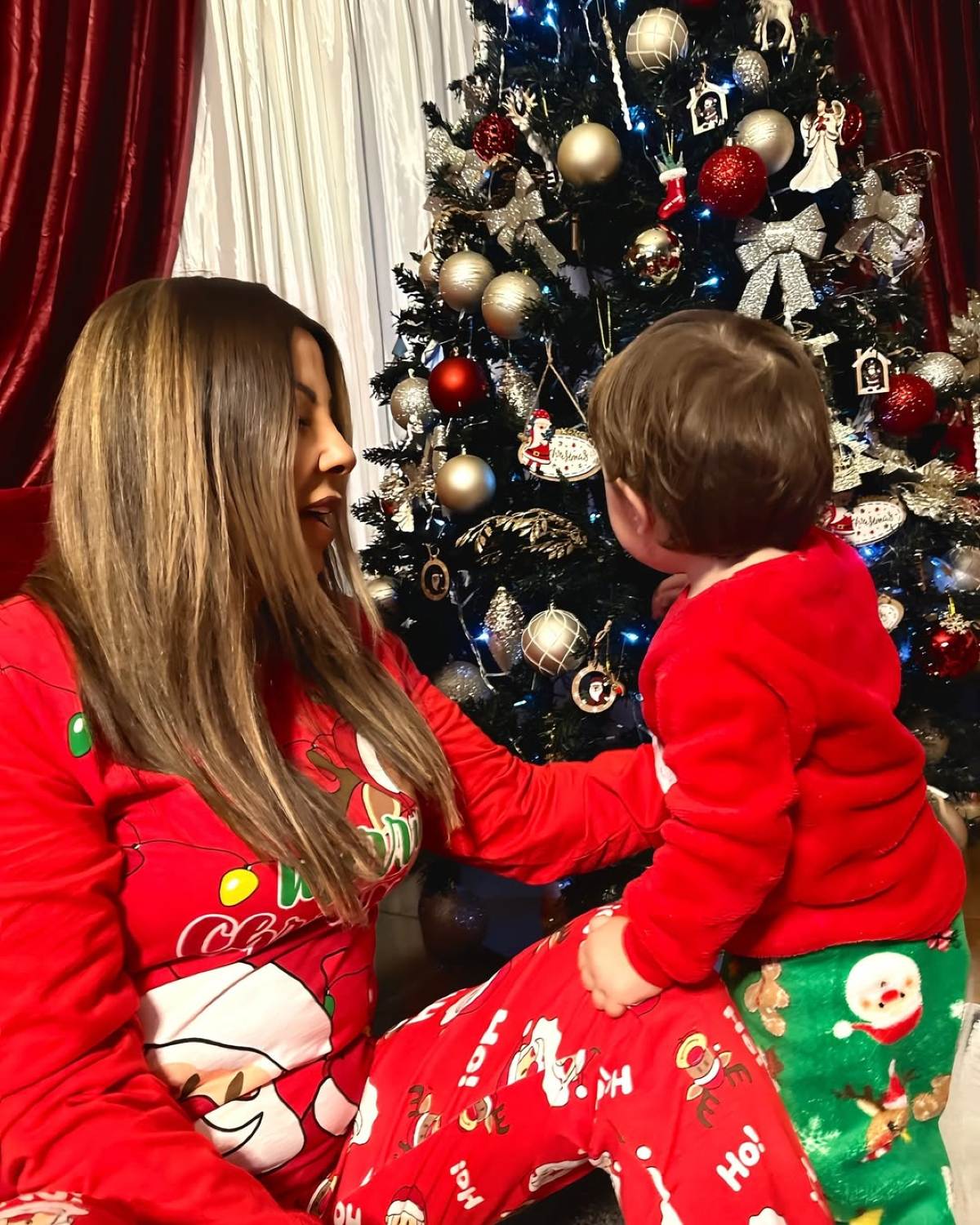 Η Άντζελα Δημητρίου μπροστά στο δέντρο με την εγγονή της