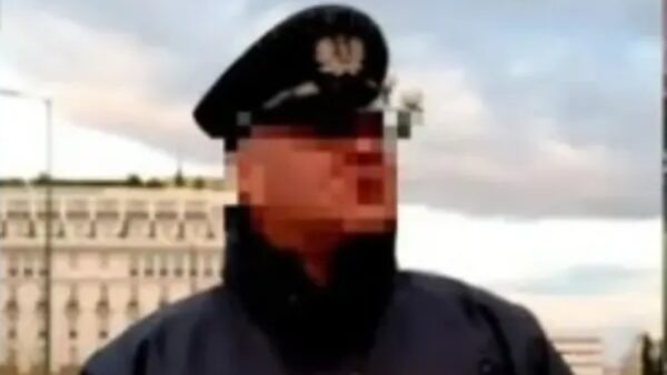 Ο Αστυνομικός Βουλής μπροστά από το κτήριο