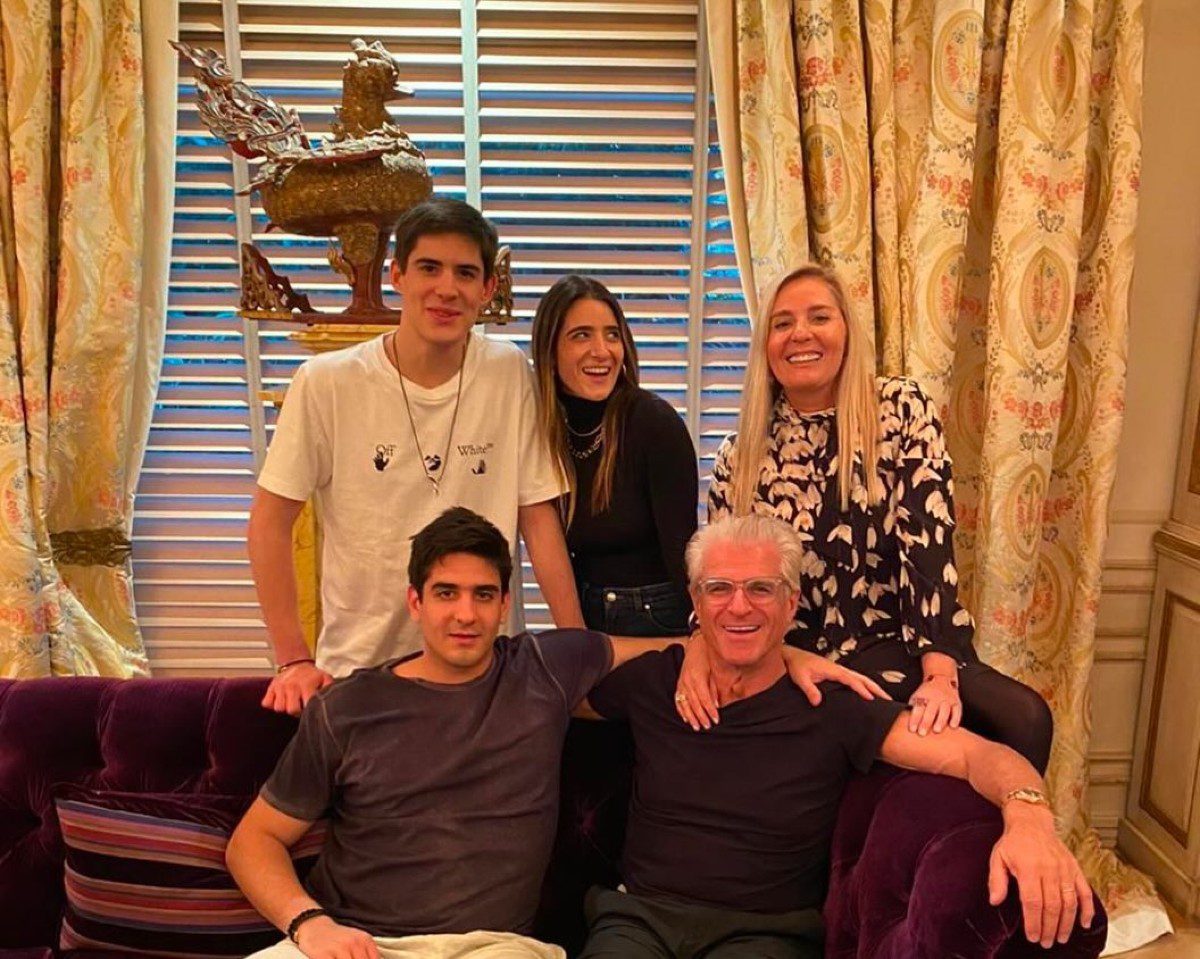 Η Έλενα Μακρή με τον Αντώνη Λυμπέρη και τα παιδιά τους