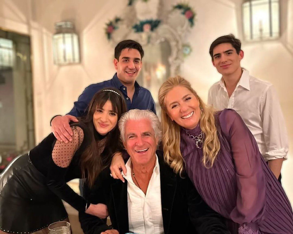 Η Έλενα Μακρή με τον Αντώνη Λυμπέρη και τα παιδιά τους
