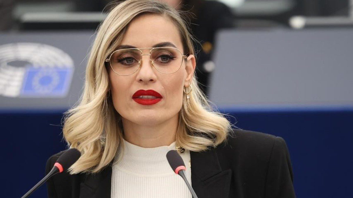 Ελεονώρα Μελέτη σε έντονη αντιπαράθεση για άτομα ΛΟΑΤΚΙ: «Η Ευρώπη δεν πρέπει να υποκύψει στη ρητορική μίσους»