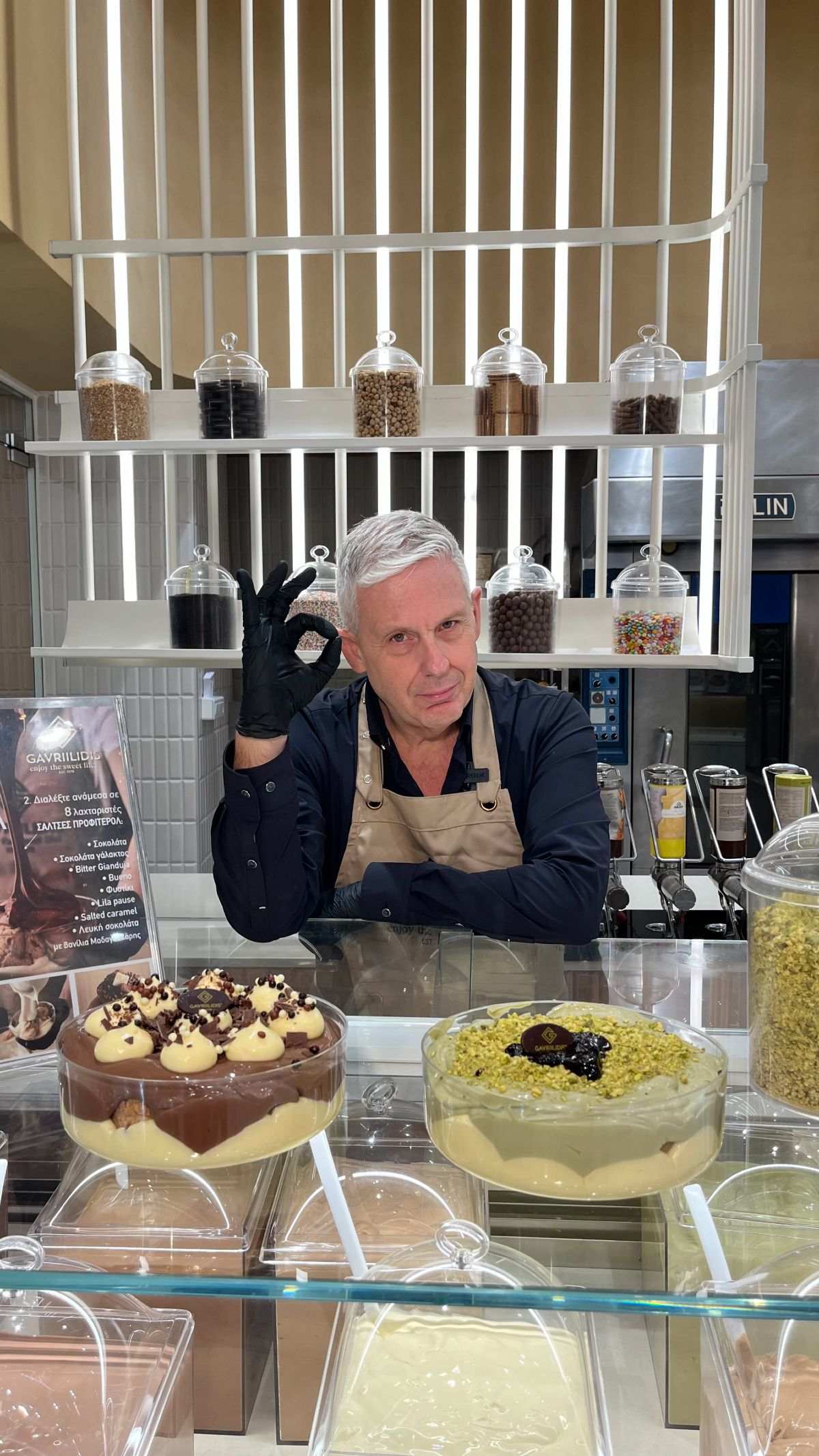 Ο Τάσος Δούσης απόλαυσε τα λαχταριστά προφιτερόλ του Γαβριηλίδη