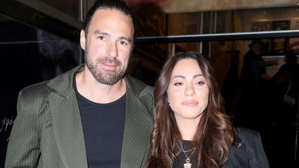 Ευρυδίκη Βαλαβάνη: Στόλισε το δέντρο με τον Γρηγόρη Μόργκαν – Η φωτογραφία με το αστέρι