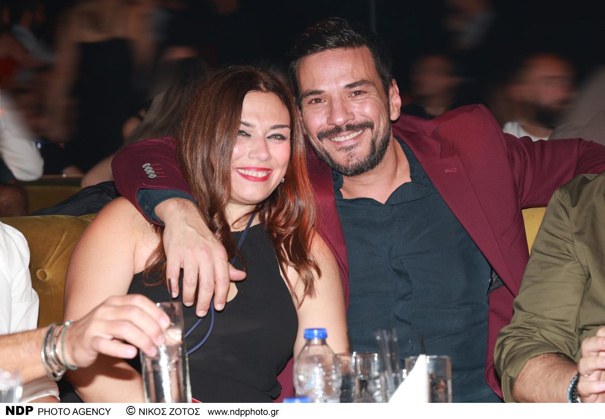 Κώστας Τσουρός και κοκκινομάλλα στα μπουζούκια