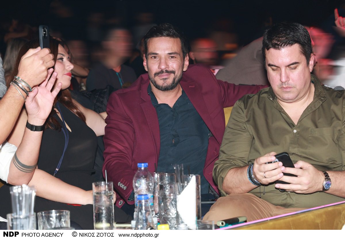 Τσουρός και κατσαρίδης στα μπουζούκια