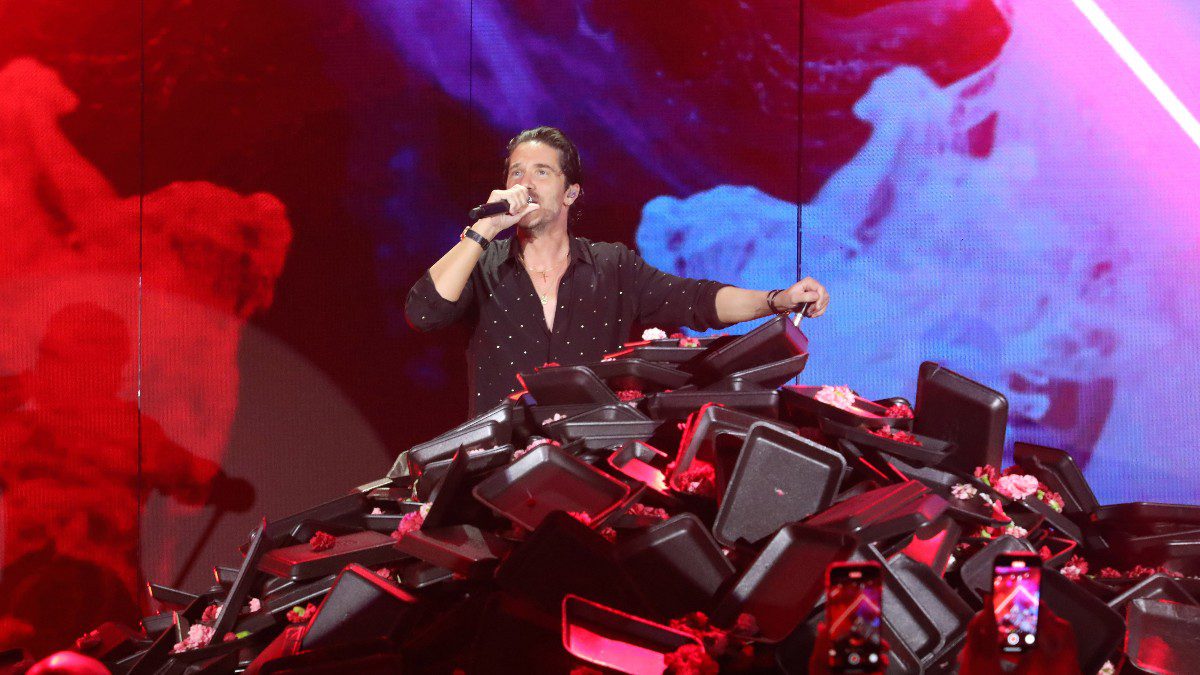 Ο Νίκος Οικονομόπουλος στα μπουζούκια