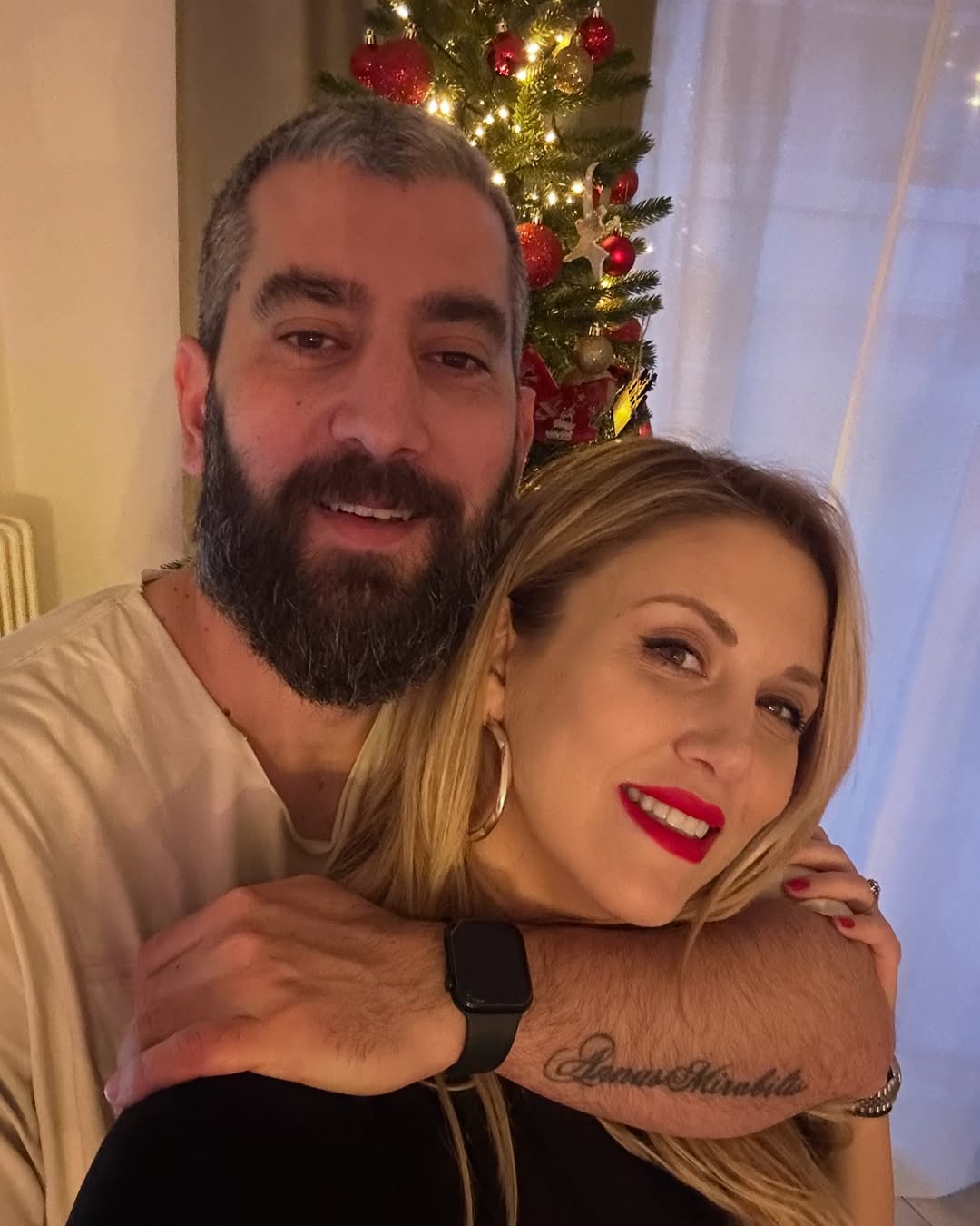 Η Φωτεινή Πετρογιάννη και ο σύζυγος της αγκαλιά