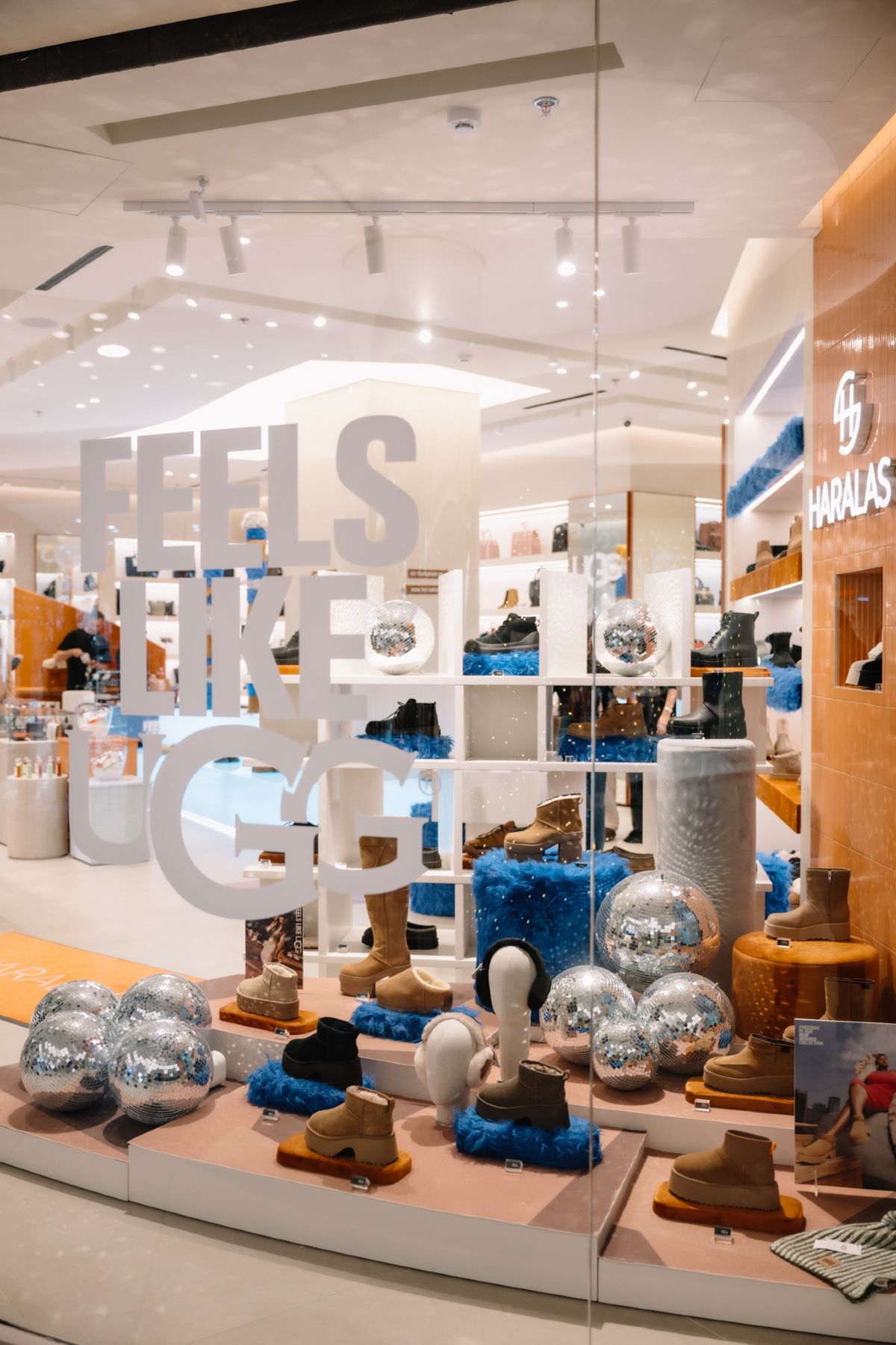 Η UGG παρουσιάζει την συλλογή New Heights στο ολοκαίνουργιο κατάστημα Haralas στο River West