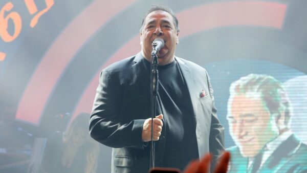 Ο Βασίλης Καρράς σε νυχτερινή εμφάνιση