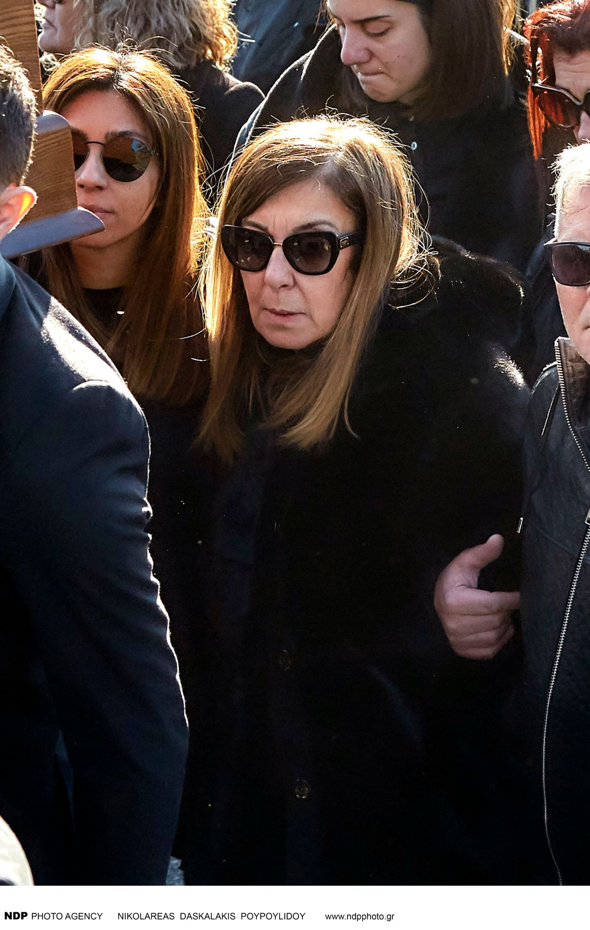 H σύζυγος του Βασίλη Καρρά, Χριστίνα Κεσογλίδου, στην κηδεία του