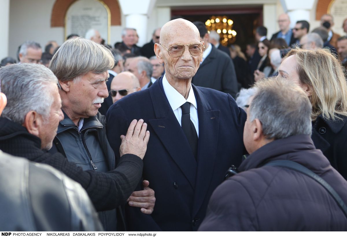 Ο Αντώνης Αντωνιάδης στην κηδεία του Νίκου Σαργκάνη