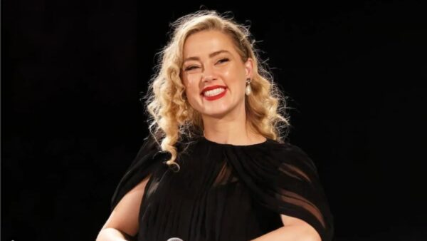 Η Άμπερ Χέρντ χαμογελάει στην κάμερα