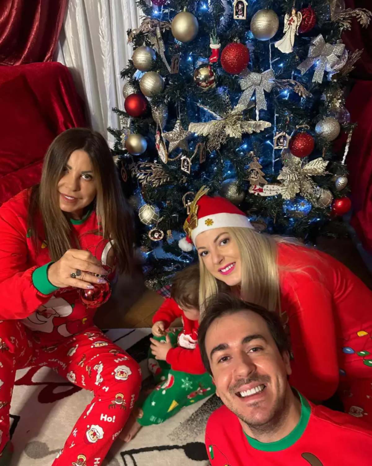 Η Άντζελα Δημητρίου μαζί με την εγγονή, την κόρη και τον γαμπρό της στο Instagram.