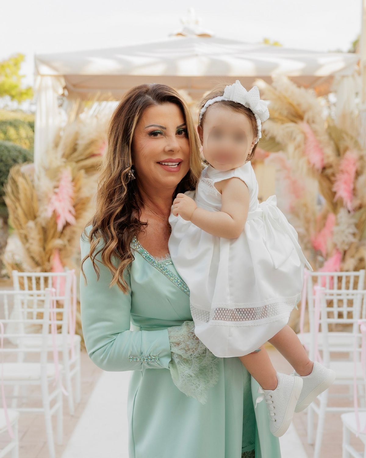 Η Άντζελα Δημητρίου στην βάπτιση της εγγονής της με την εγγονή της