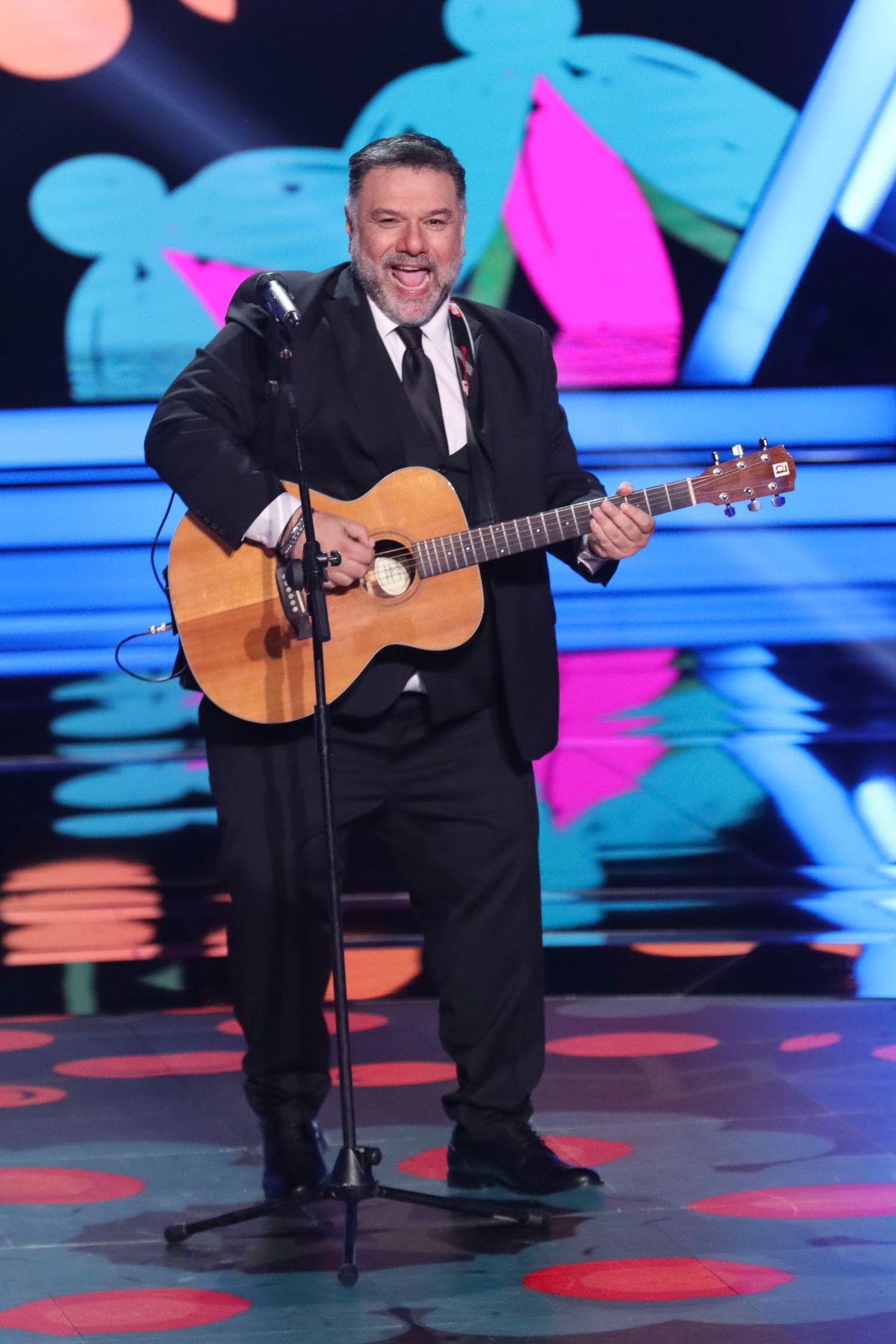 Ο Γρηγόρης Αρναούτογλου στο stage του The voice