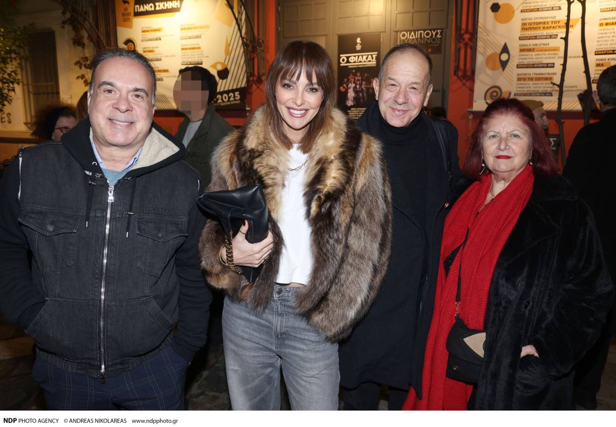 Η Μπέτυ Μαγγίρα σε έξοδο στο θέατρο