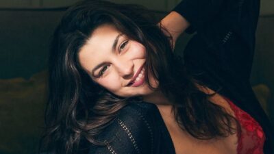 Η Δανάη Παππά χαμογελά στον φακό