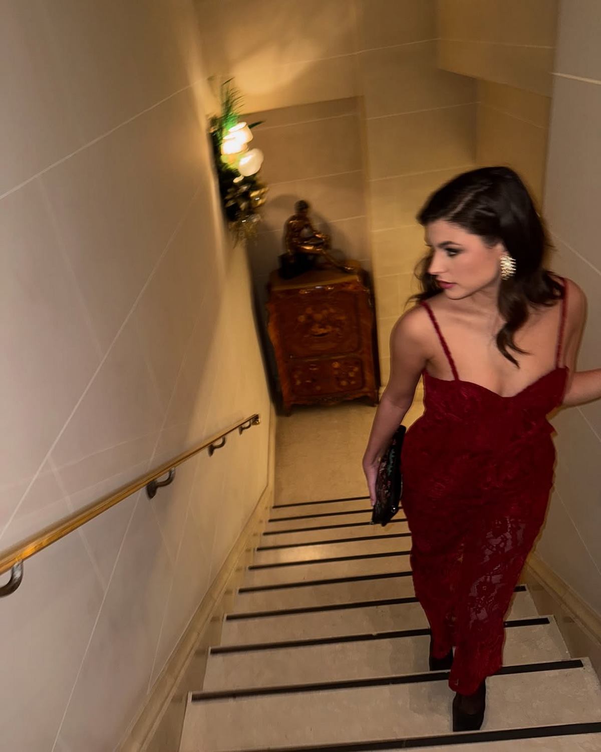 Η Δανάη Παππά με μπορντό δαντελένιο φόρεμα