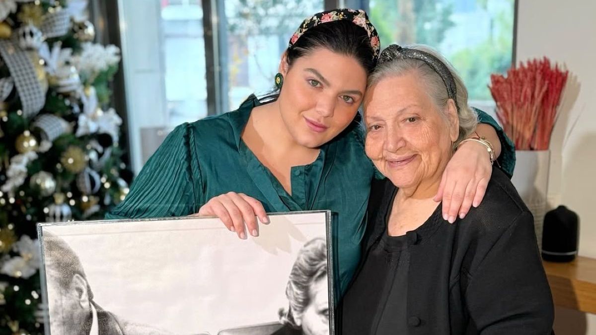 Η Δανάη Μπάρκα με την γιαγιά της