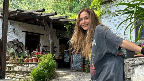 Η Δέσποινα Βανή σε μαγαζί στη φύση