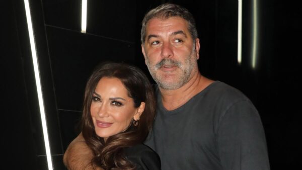 Η Δέσποινα Βανδή και ο Βασίλης Μπισμπίκης στα μπουζούκια.