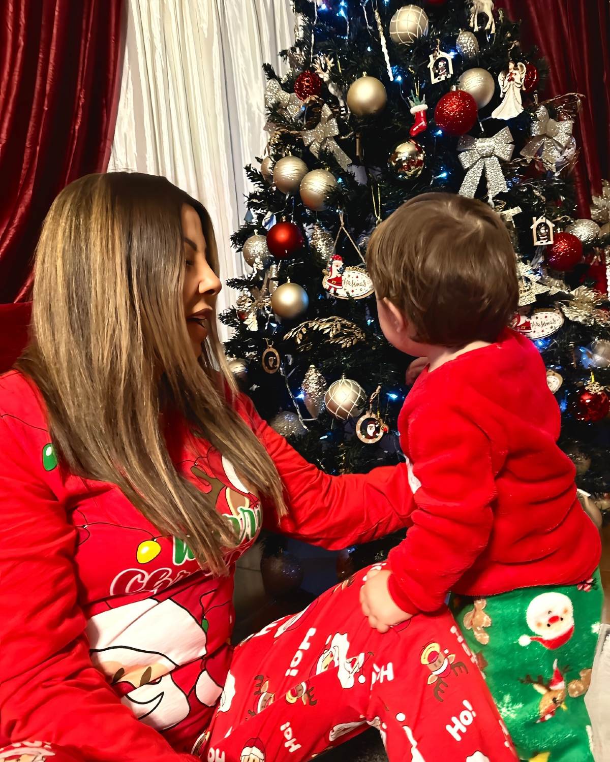 Η Άντζελα Δημητρίου στόλισε το χριστουγεννιάτικο δέντρο με την εγγονή της 