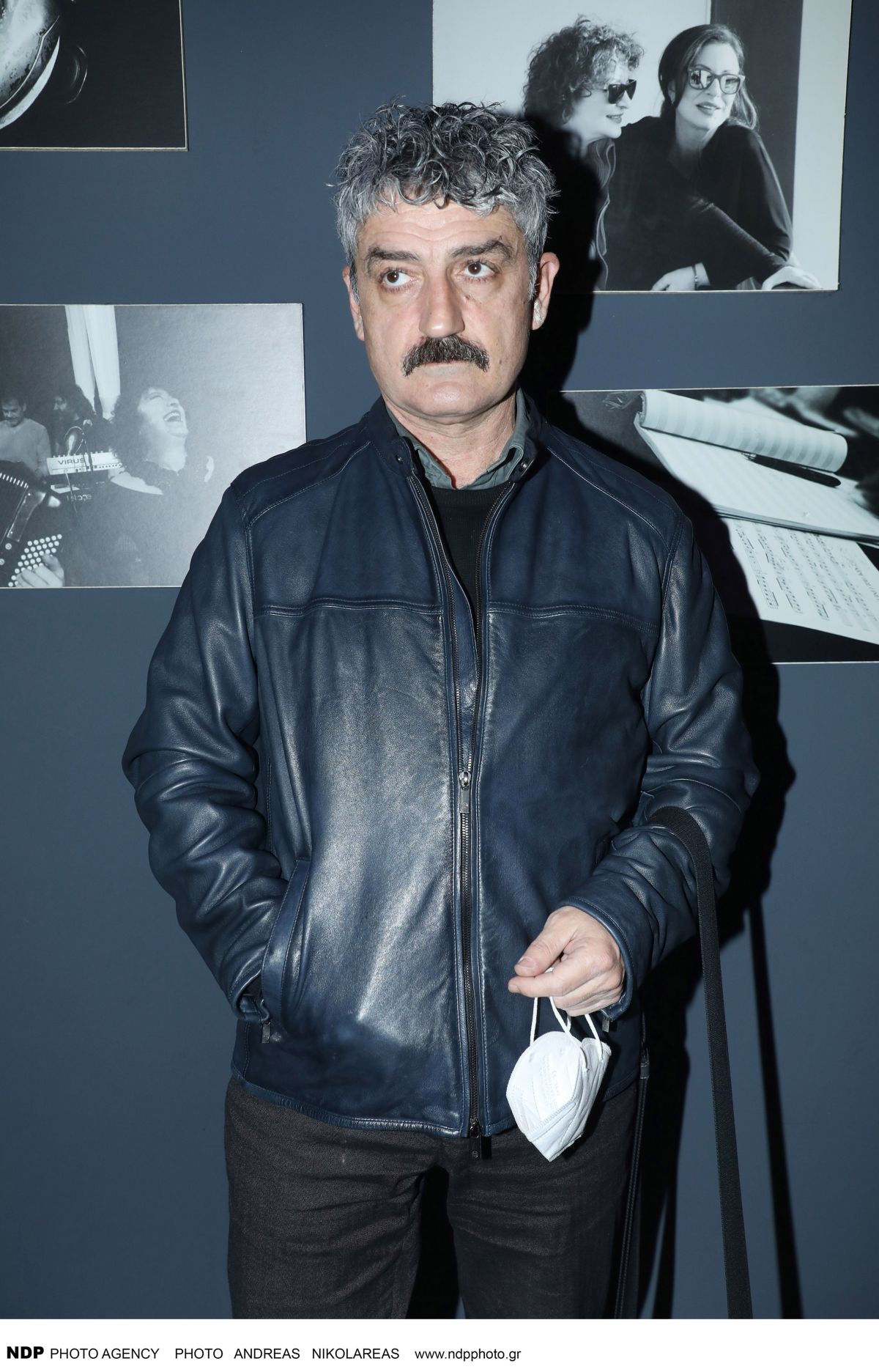 Ο Δημήτρης Ήμελλος που φοράει περούκα στα μαλλιά