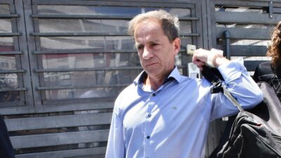 Ο Δημήτρης Λιγνάδης με σακίδιο στο χέρι