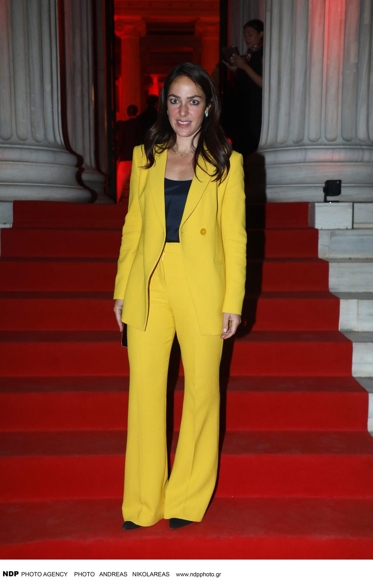 H Δόμνα Μιχαηλίδου με κίτρινο κοστούμι