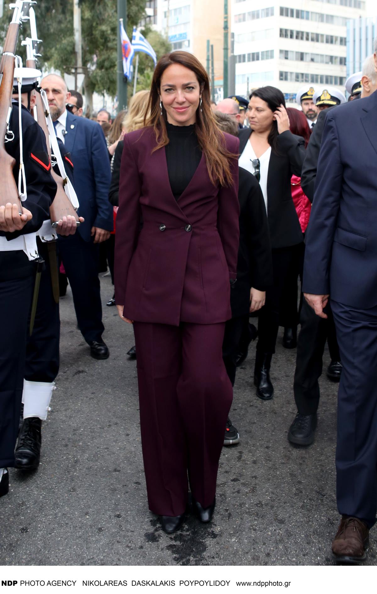 H Δόμνα Μιχαηλίδου με μπορντό κοστουμι