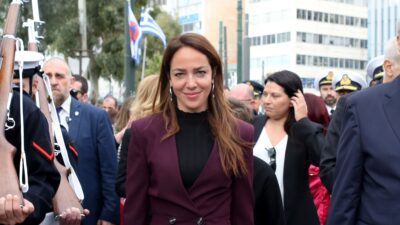 Η Δόμνα Μιχαηλίδου με βυσσινί κοστούμι