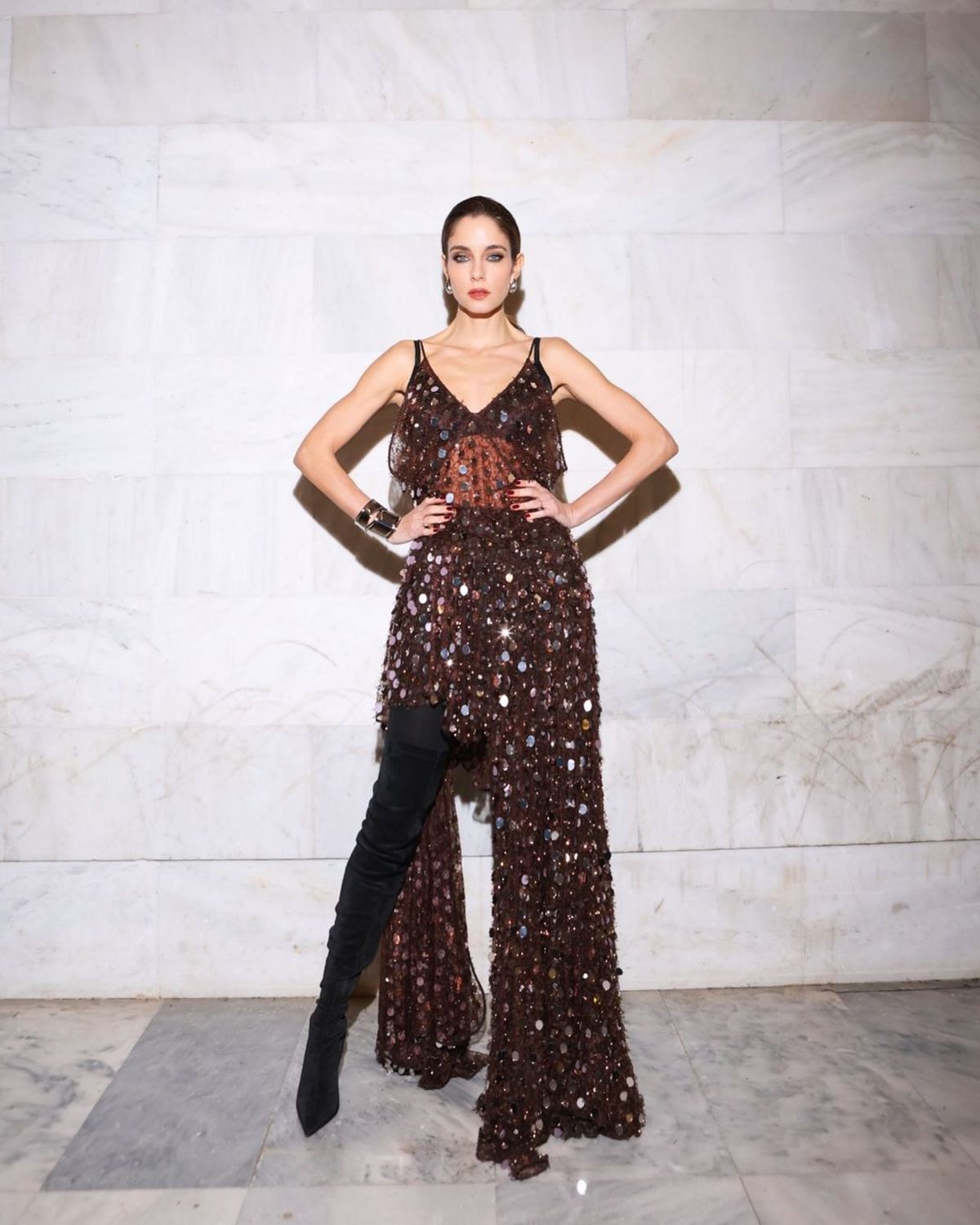 Η Δούκισσα Νομικού με μεταλλιζέ μάξι φόρεμα