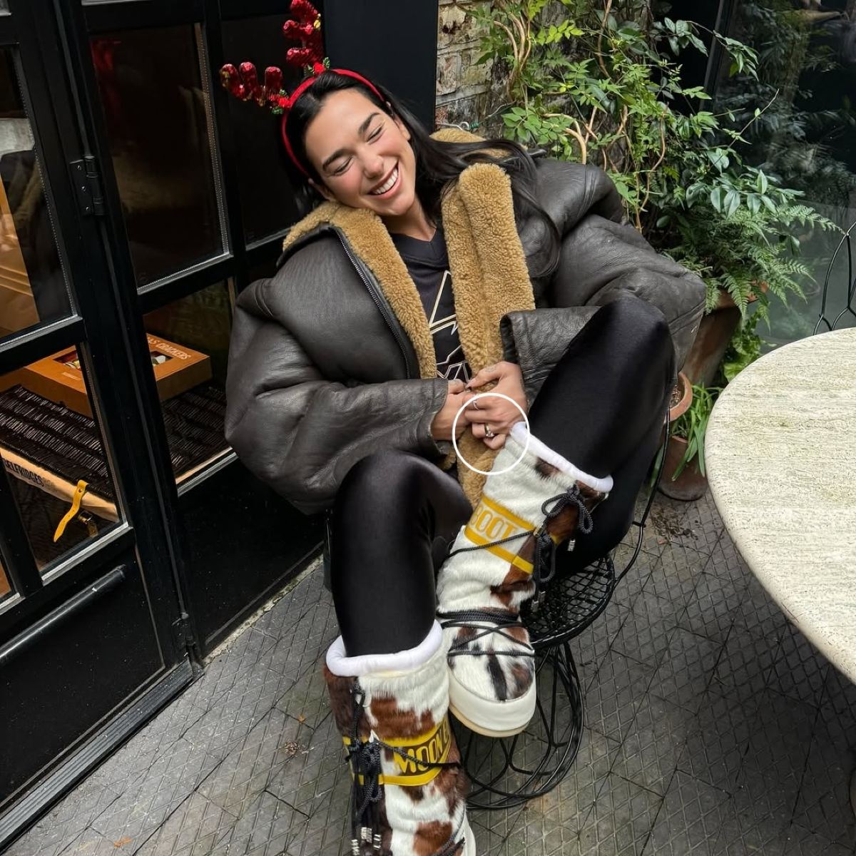 Η Ντούα Λίπα κάθεται σε καρέκλα